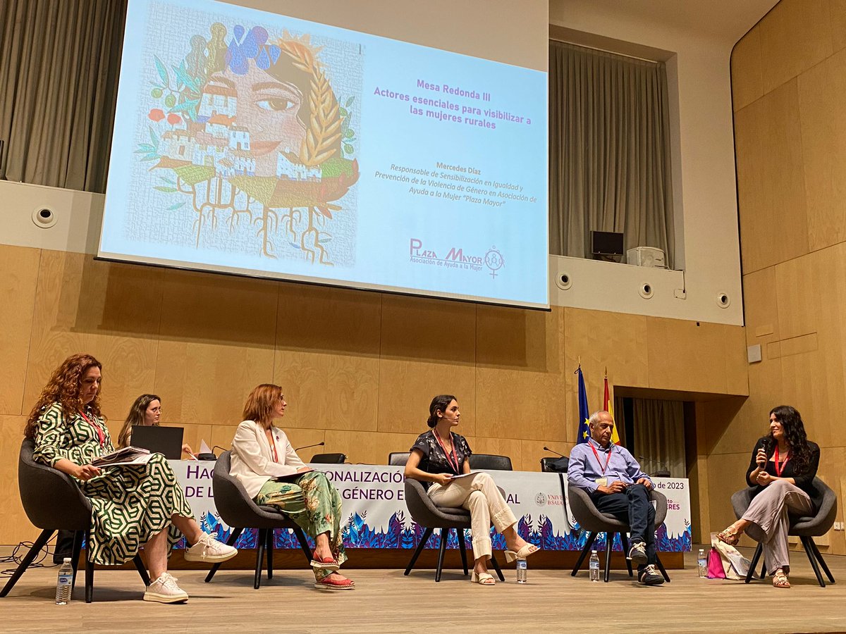 Negueda_Usal's tweet photo. #MujerRuralUsal🌾

🟢 MESA REDONDA III. 
Actores para visibilizar a las mujeres rurales. https://t.co/62K7tNzbjI
