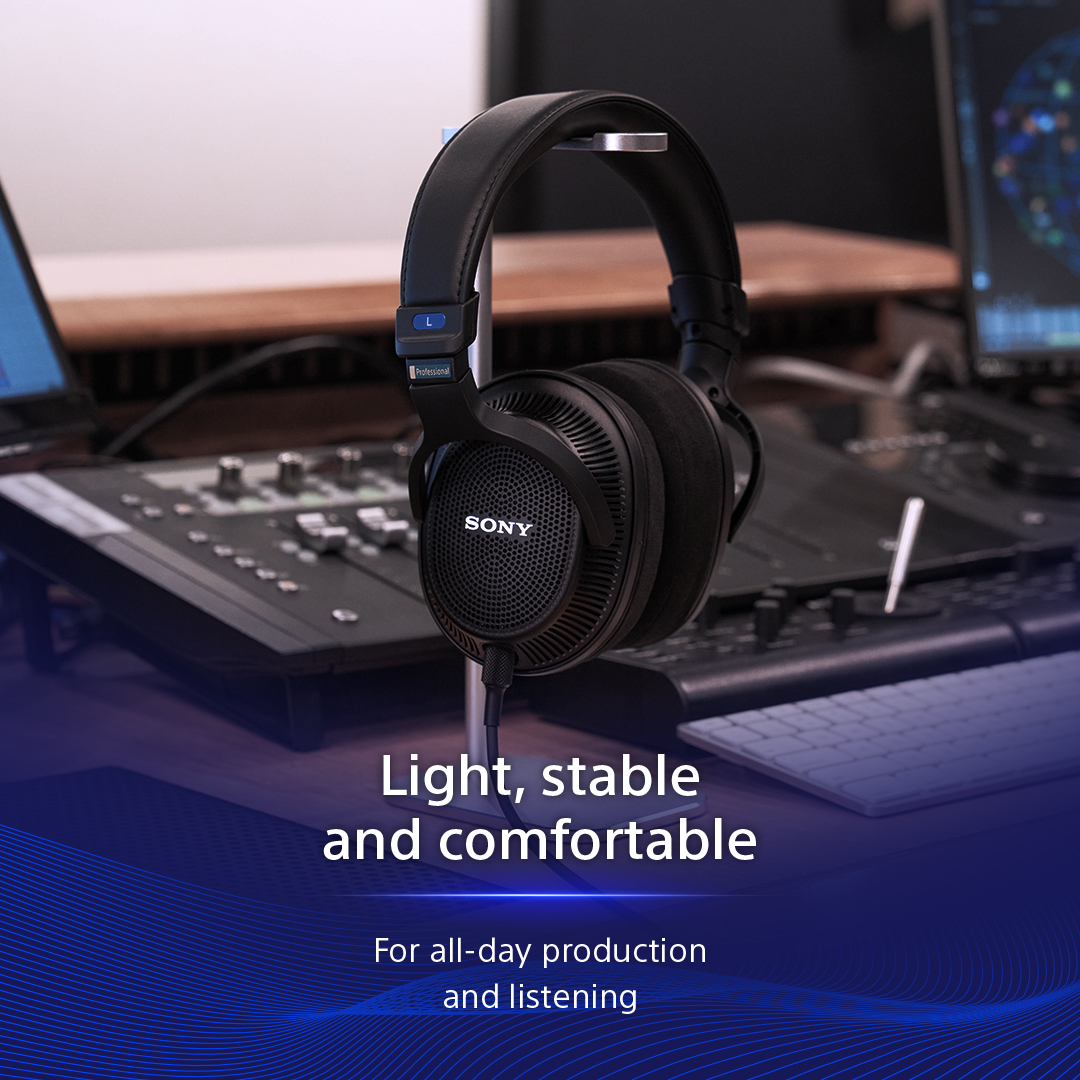 SonyMEA's tweet photo. فإن هذه السماعات الرأسية مصممة لتقديم صوت طبيعي غير ملون وتتفوق في التعبير الصوتي للاستيريو والصوت المكاني.

#MDRMV1 #SonyProAudio https://t.co/6UP6kn2Q9e