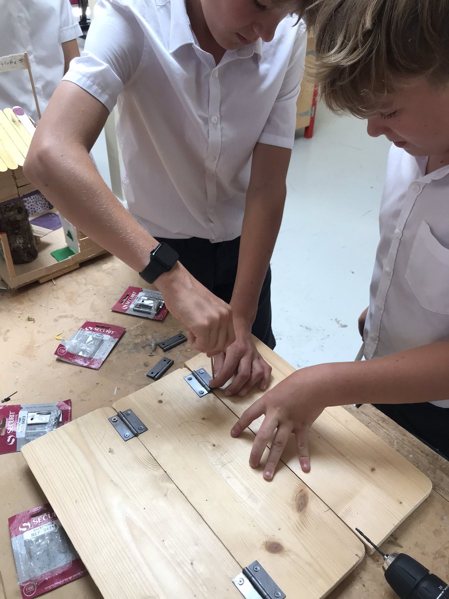 Year 8’s demonstrating the #CastleCourt7Cs in their Creative Design lessons today. Working creatively and collaboratively on their personal projects #CastleCourtPathway #CastleCourtPrep #CastleCourtYear8 #IamCCS #highlandcowart #rampbuilding #TuesdayFeeling #CastleCourtCreative