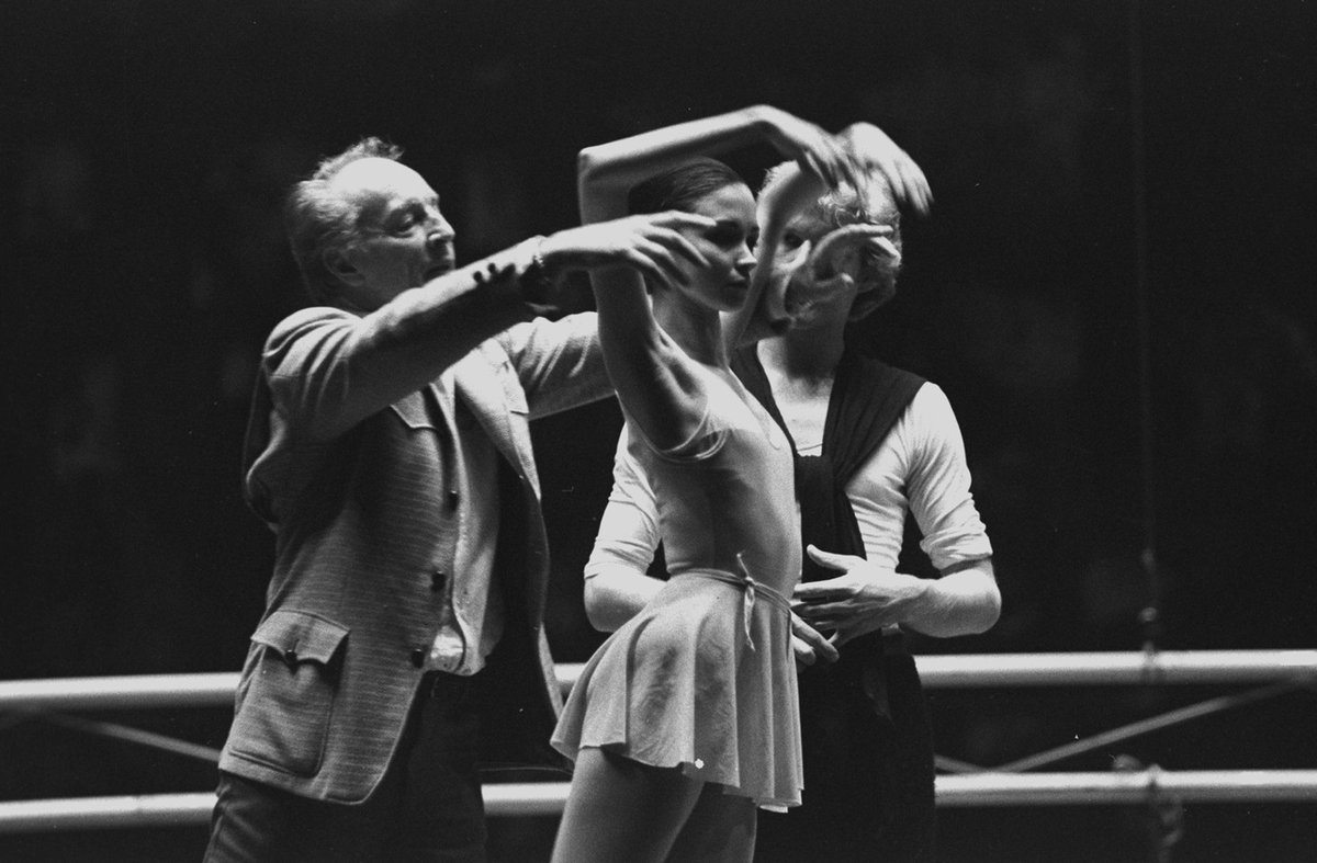 #TBT #OnThisDay in 1972, George Balanchine's Duo Concertant premiered during the Stravinsky Festival, featuring Kay Mazzo and Peter Martins, seen here rehearsing with Balanchine before the premiere.

Photo: Martha Swope

@nypl_lpa