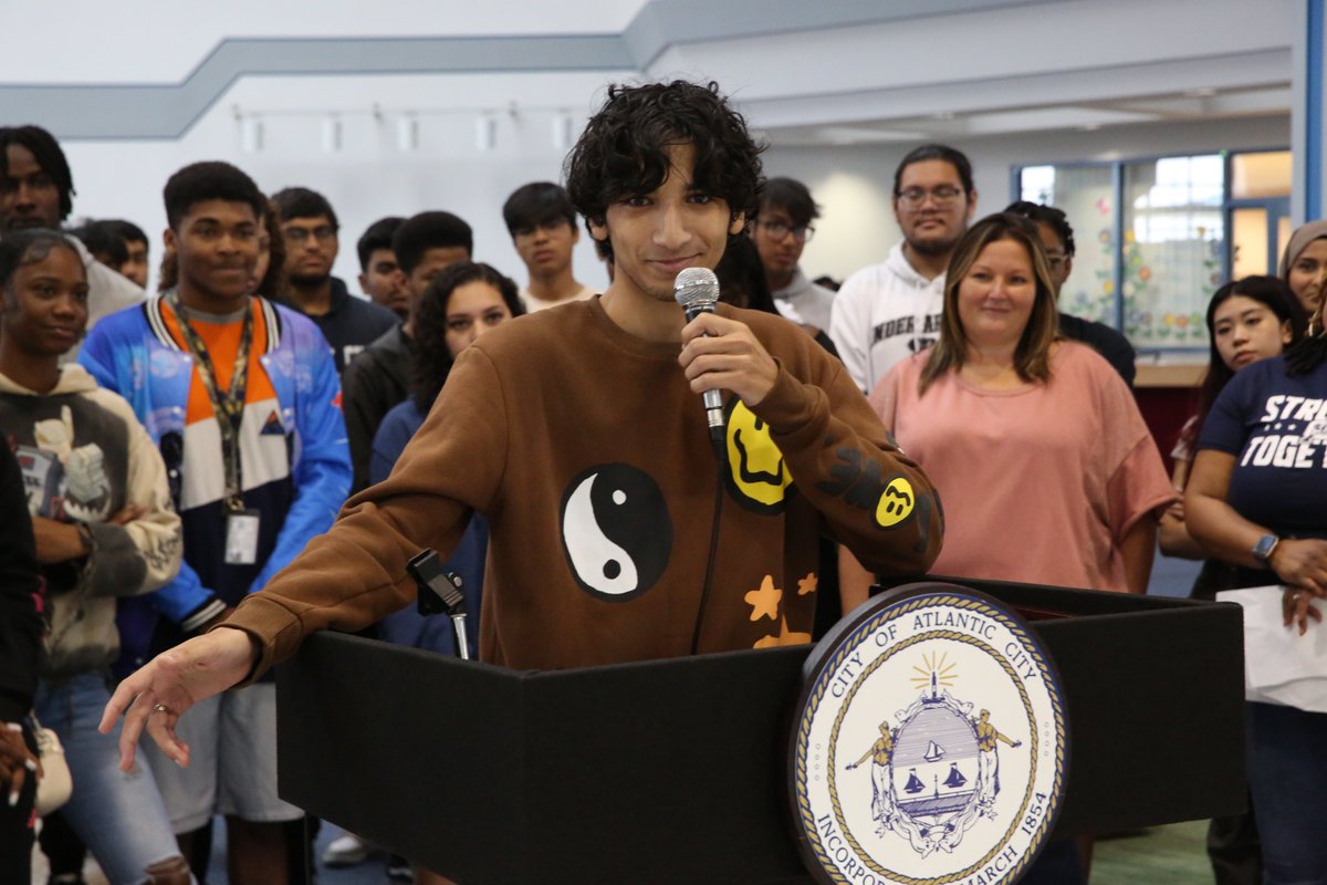 #NEW Officials visited Atlantic City High School on Tuesday morning to celebrate a group of seniors who have been awarded college aid through a city scholarship fund. <a href="/ThePressofAC/">Press of AC</a> <a href="/AtlanticCityGov/">City of Atlantic City / Great Day Atlantic City</a>