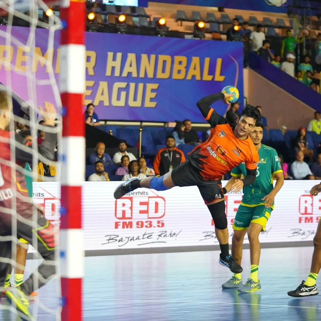 DeccanChronicle's tweet photo. @TeluguTalons and @maharashtraironmen play-out a thrilling Draw.
#PHLIndia #itsadifferenthandballgame #PremierHandballLeague #HandBall #IndianHandBall https://t.co/lFORTJauwS