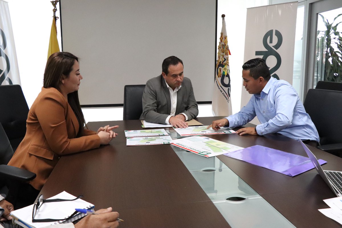 El #GerenteGeneralBDE, @hcastanierj, mantuvo reunión de trabajo con la alcaldesa de Balao, Sandy Gómez en donde analizaron proyectos para impulsar el desarrollo de la región, fortaleciendo la infraestructura y generando oportunidades para los habitantes. 🤝

#EcuadorEnDesarrollo