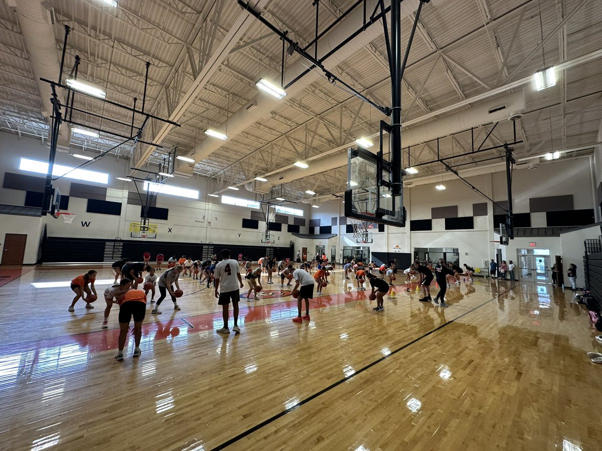 KCHS_GBB's tweet photo. Another great day of being a Badger! Day 2 of camp was great! Don’t forget to wear your camp shirt tmrw for a picture! @KarnesCityISD #BPND https://t.co/Ku2ocA80t2