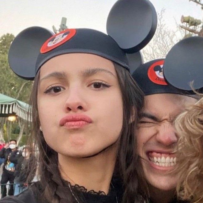 oliviarvdrigoo's tweet image. oiee tml, aqui quem tá falando é a princesinha sofia, aquela plebeia eleitora do lula que virou uma princesinha que fala com os animais, sabem? acabei de rebootar e estou atrás de amigos e família, desafio vocês a darem fav se me aceita ter na sua dm e rt pra me ajudar 👑🐰🏰💜