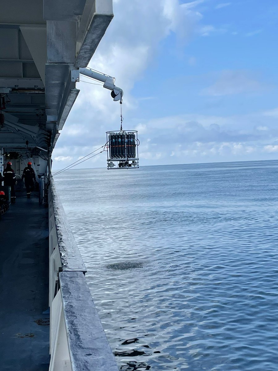 APERO Cruise (@apero_cruise) on Twitter photo A bord du Pourquoi Pas ? 🚢 | Dernièrement, la Rosette CTD a été accueillie par une mer d'huile! C'est un calme qui ne va pas durer... à bord des navires on se prépare aux forts vents qui vont animer le nord de l'océan Atlantique dans les jours à venir!
📸 <a href="/fabien_lombard/">fabien lombard</a> A bord du Pourquoi Pas ? 🚢 | Dernièrement, la Rosette CTD a été accueillie par une mer d'huile! C'est un calme qui ne va pas durer... à bord des navires on se prépare aux forts vents qui vont animer le nord de l'océan Atlantique dans les jours à venir!
📸 <a href="/fabien_lombard/">fabien lombard</a>