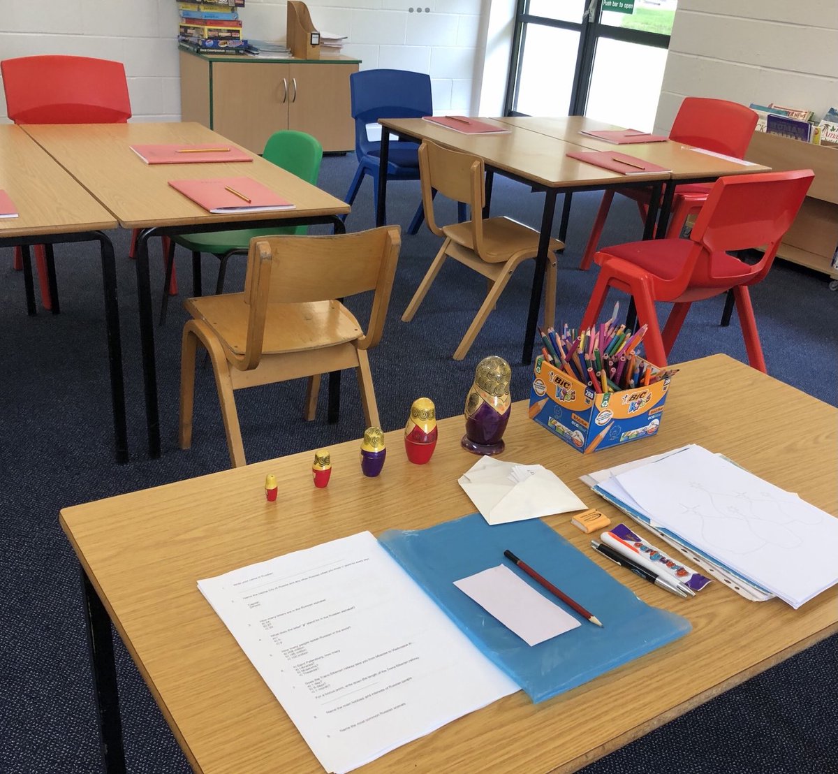 J4/J5 responding in style to their Russian colouring task - after the challenge of a Russian cultural quiz…

Proud of our young learners’ curiosity and enthusiasm! 💙

#languages
⁦@merchijuniors⁩