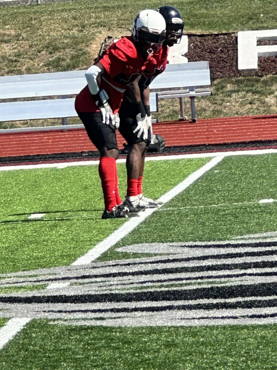 treynewman17's tweet photo. @PrepRedzoneNext  c/o27 rb 6”0 185 athelete liberty north high school https://t.co/hLCKKq33za