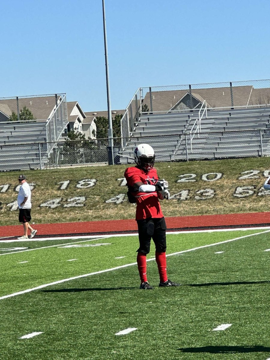 treynewman17's tweet photo. @PrepRedzoneNext  c/o27 rb 6”0 185 athelete liberty north high school https://t.co/hLCKKq33za