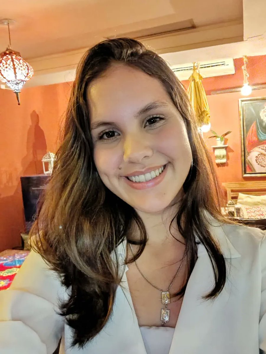 OseiasMiranda's tweet photo. Estudante morta em colégio de Cambé é velada nesta terça (20). Velório acontece no salão paroquial da Paróquia Santo Antônio. O enterro está marcado para acontecer às 17h, no Cemitério Municipal. Na manhã desta terça, colegas levaram flores para a frente do colégio #cambe https://t.co/8aAo352oXB