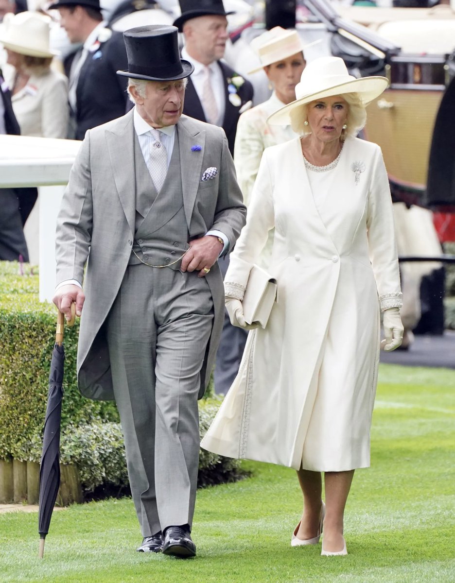 King Charles and Queen Camilla graced the first day of #RoyalAscot in an elegant palette of cream and grey trib.al/WHfmQNw