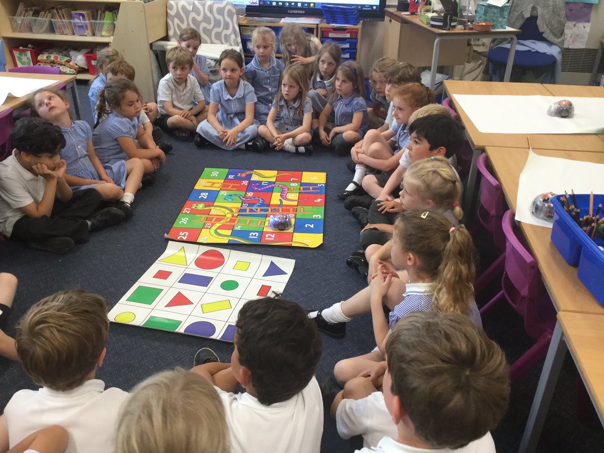 Class 1 had a great afternoon programming the BeeBots and Blue Bots.