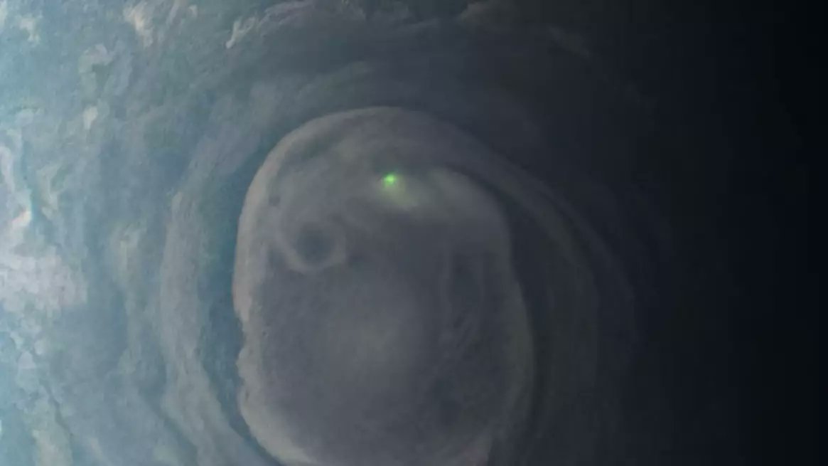 UNILAD's tweet photo. 🚨 | NASA spots eerie green light on Jupiter and captures image

More below 👇 https://t.co/nFrxCZ4B1d