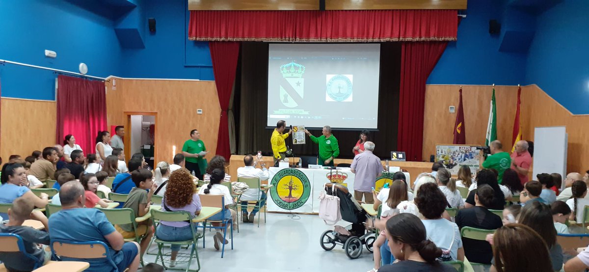 Plan_INFOCA's tweet photo. Homenaje de la Asociación Ecologista Guardabosques de #Jódar en el I.E.S. Juan López Morillas, reconociendo el pasado lunes a #Plan_INFOCA como socio de honor en la clausura de sus Jornadas de Medio Ambiente. Contó con la #TTPS de #Jaén, Teresa Ruzafa, y el #DirCOP, @germanbartol https://t.co/4Yt5H7tMHr