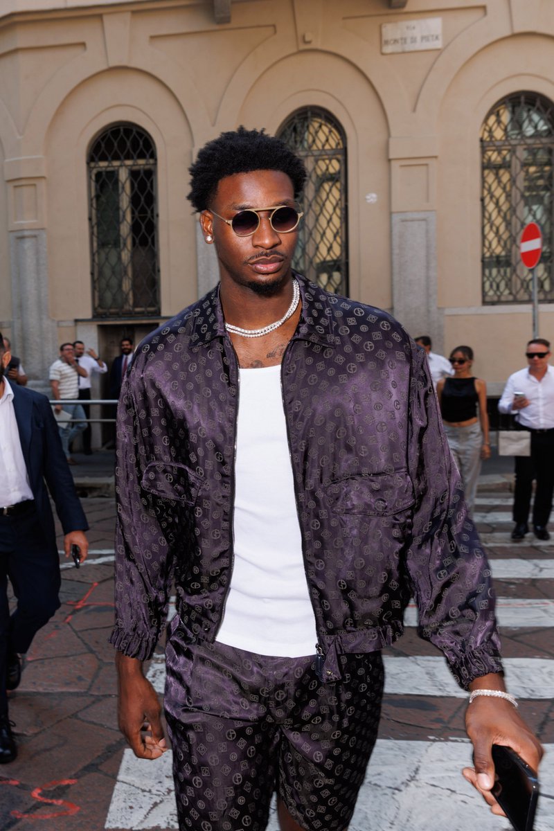 armani's tweet image. Special guests in Via Borgonuovo ready to watch the Giorgio Armani SS24 Men’s show. 
Credits: @germanlarkin 

@regejean @jarenjacksonjr @JohnBoyega
#MarkStrong #BrendanFraser