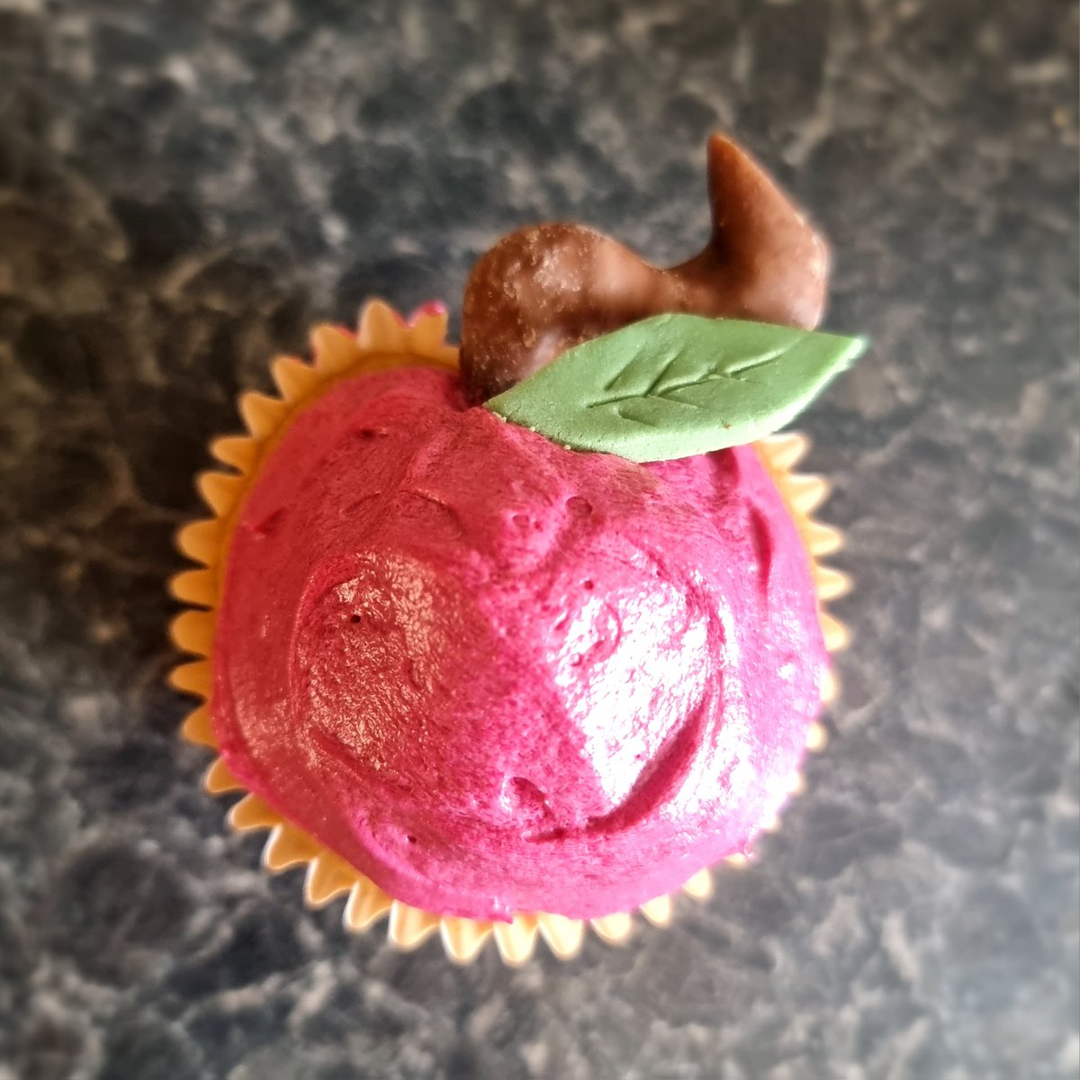 SolutionsCider's tweet image. For our Product &amp;amp; Laboratory Managers&apos; birthday, it seemed appropriate to have a cider themed cake! We&apos;ve been enjoying these Toffee Apple Cider Cupcakes today - Happy Birthday, Angus!!!

#happybirthday #birthday #workbirthday #somersetcider #somerset #ciderfactory