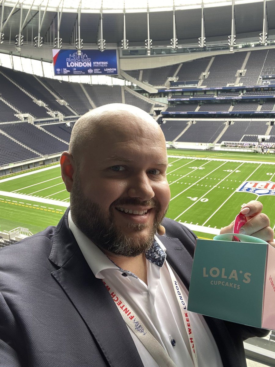 Guess who’s my favorite person of the day bringing me handmade happiness from <a href="/lolascupcakes/">Lola's Cupcakes</a>? The amazing <a href="/psb_dc/">Theodora (Theo) Lau - 劉䂀曼 🌻</a> 🥰 <a href="/FintechWeekLDN/">Fintech Week London</a>