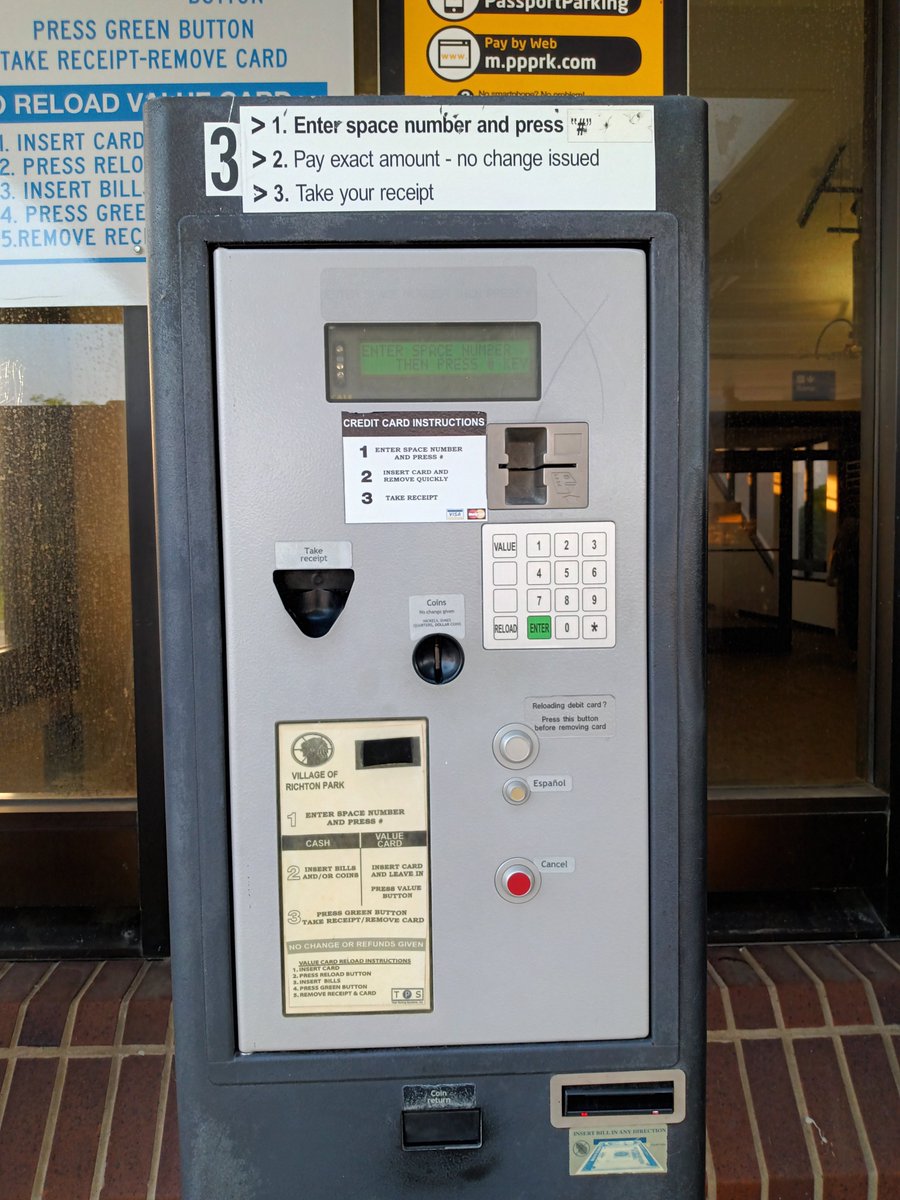 brocarann's tweet photo. @VORichtonPark Parking machine 3 is out of paper. No receipt received this morning. Another @metraMED    commuter told me it's been out since last week. Please correct so receipts can be distributed. Thanks. https://t.co/JnLdFJ3d5F