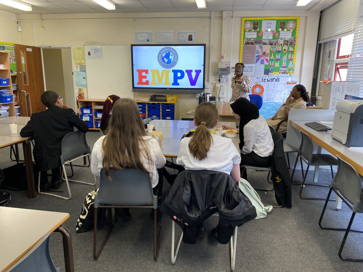 Our EMPV (Ethnic Minority Pupil Voice) meeting today @StewardsAcademy to introduce the new Senior EMPV Team and give out badges to our new members. @EthnicMinority_ @yourharlow @Stewards_Head @vicgoddard
