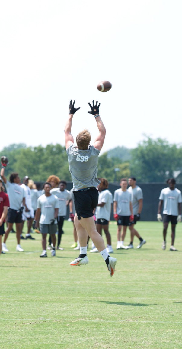 JoelrvanGelder's tweet photo. Throwback to the @PPIRecruits Dreamchasers tour. It was the best experience I have ever had! Thank you coach @WrightJody and @CoachSBeamer for having me during this insane @GamecockFB camp and unofficial visit.

@BCollierPPI @ElitePrestige2 https://t.co/4AQoELsP1o