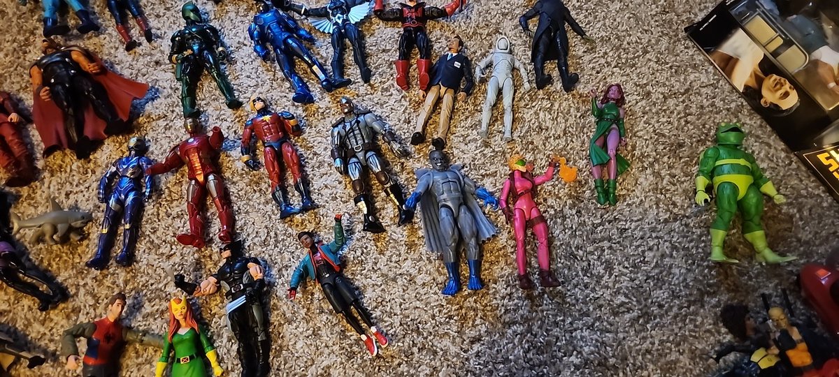 #chc #collectorshelpingcollectors Help! Well it's not that major but I would love some advice. Selling off most of my loose #marvellegends 
Should I piece it out and sell it individually? I should make more but I kinda want it all gone ASAP. 
Any help would be awesome thanks.