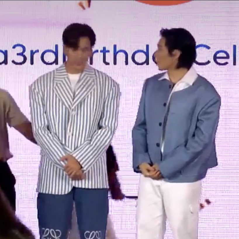 WAIT BIBLE LOOK SO HAPPY TO MEET THAT BUBBLE FAN AGAIN 😭😭 I DIDNT MANAGE TO RECORD FULL REACTION BUTTT YEEESS HE LOOK SOOO HAPPY, HE EVEN LOOK BACK 😭😭😭😭😭

Kaniva 3rd HBD X BIBLE
#KanivaXBible <a href="/biblesumett/">Bsumettikul</a>