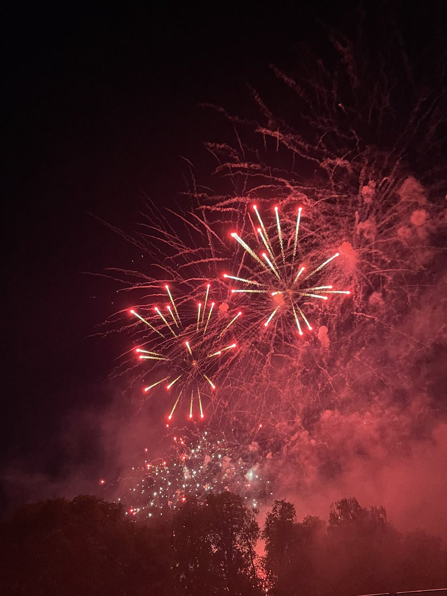 m_dhada_'s tweet photo. Fabulous St Johns May concert followed by the Trinity fireworks and midnight chaos on river Cam! @Cambridge_Uni @stjohnscam https://t.co/JnjD9sh4O1