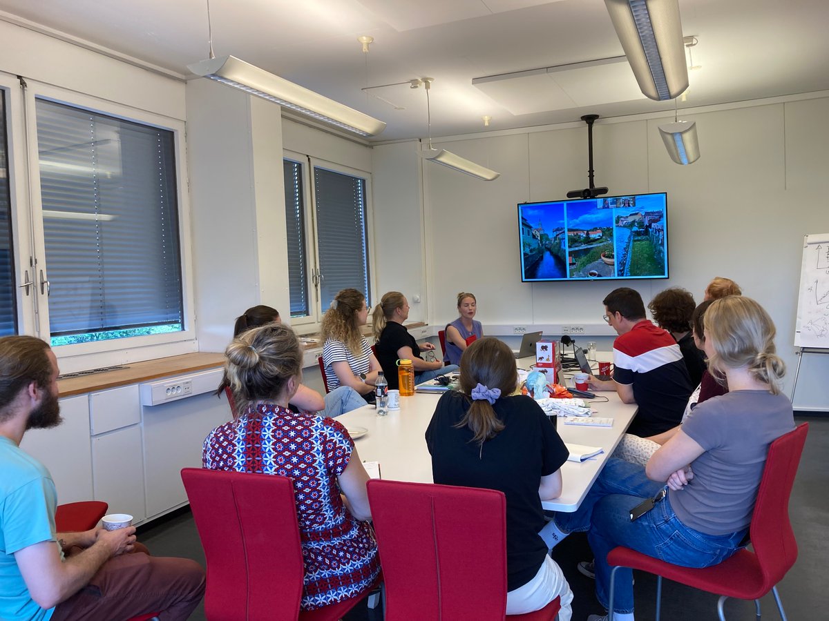 MauriceSundy's tweet photo. @Oslo_Mycology weekly meeting is virtually taking place is the Prelate House at Cesky Krumlov. @inesusanne summarising her 2-week experience in the genomics course 2023. Back to the past for many of us @evomics https://t.co/OX5OT3zqxj