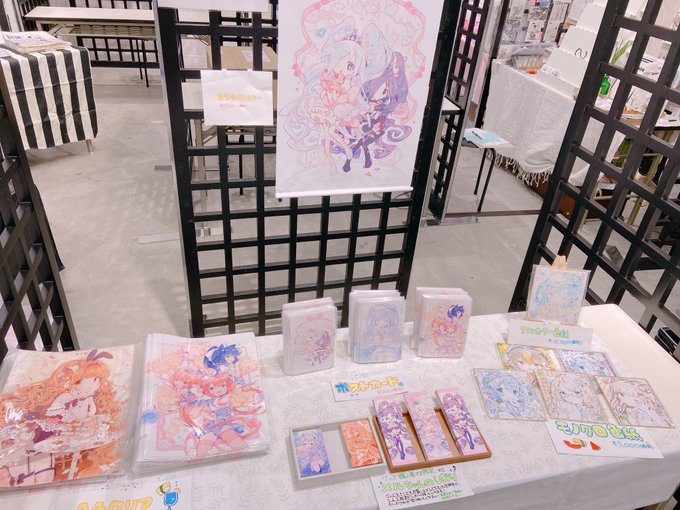 【イベント開催🎉】 設営終わりました〜‼️  3枚目の直筆ポスカはイベント全体で一定価格お買い上げ時に、お会計でランダム配布されます。 明日から25日までどうぞ宜しくお願いします!✍️🍣  (設営の時点で買いたいグッズがいっぱい見つかって大興奮です!!)  #MCM3