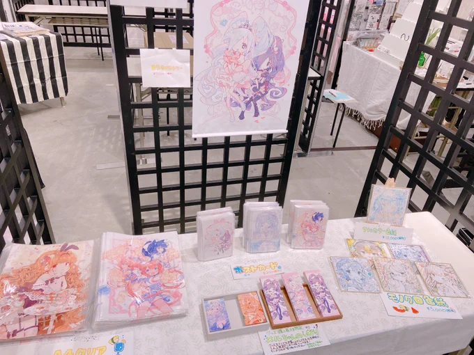 【イベント開催🎉】 設営終わりました〜‼️  3枚目の直筆ポスカはイベント全体で一定価格お買い上げ時に、お会計でランダム配布されます。 明日から25日までどうぞ宜しくお願いします!✍️🍣  (設営の時点で買いたいグッズがいっぱい見つかって大興奮です!!)  #MCM3