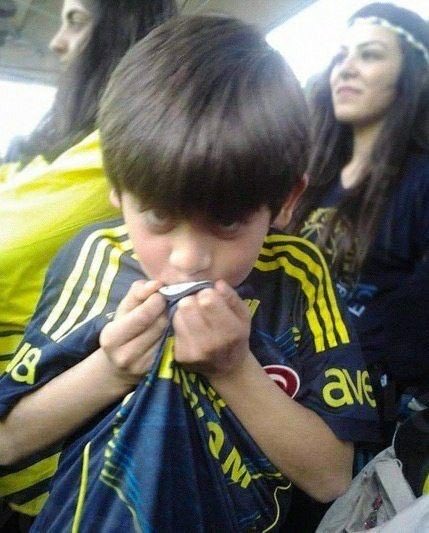 Sen Fenerbahçeli Arda Gülersin, Fenerbahçe’nin evladısın.Sana 17.5 milyona gitmek yakışmaz,sana şampiyonluk yaşamadan gitmek yakışmaz.

Sana yakışan şampiyon olup,gideceksende yüklü bir bonservis bedeliyle gitmek olacaktır…

#1SeneDahaArdaGüler