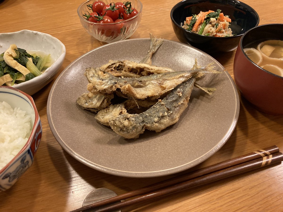 晩御飯は、リクエストでまた豆アジの唐揚げ、ほうれん草と蒟蒻の白和え、
小松菜の煮浸し、湯葉のお吸い物。