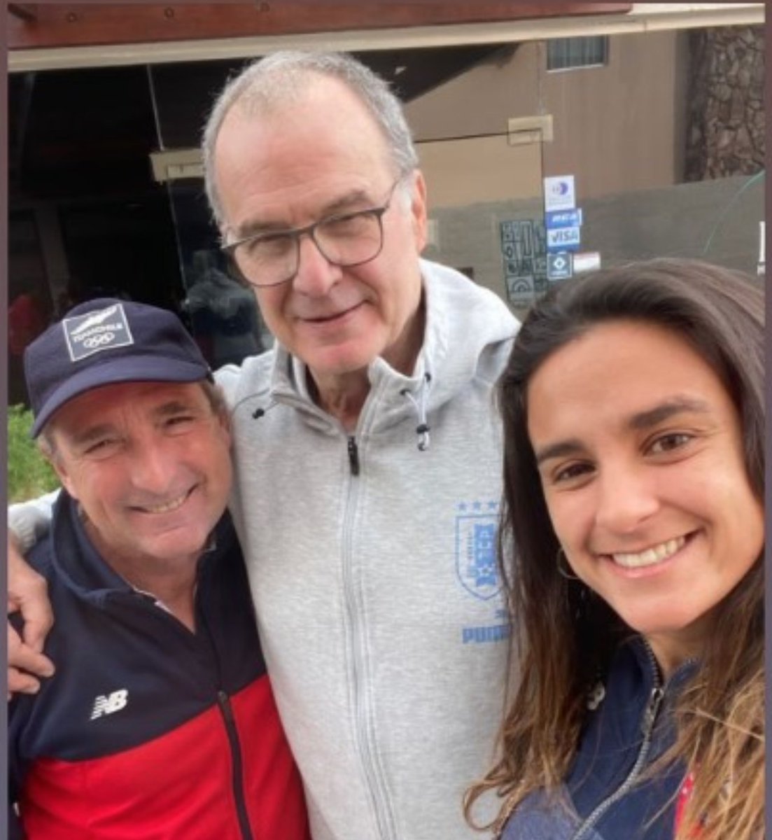 rod_herrera's tweet photo. ¿❤️ chileno? Marcelo Bielsa aprovechó la visita de las diablas a 🇺🇾 para visitar a la selección 🇨🇱 de hockey dirigida por Cachito Vigil. Ya las había acompañado en otros partidos en Santiago. Las diablas ganaron el #3Naciones venciendo a los locales y gales https://t.co/YsB4Hxe9Gf