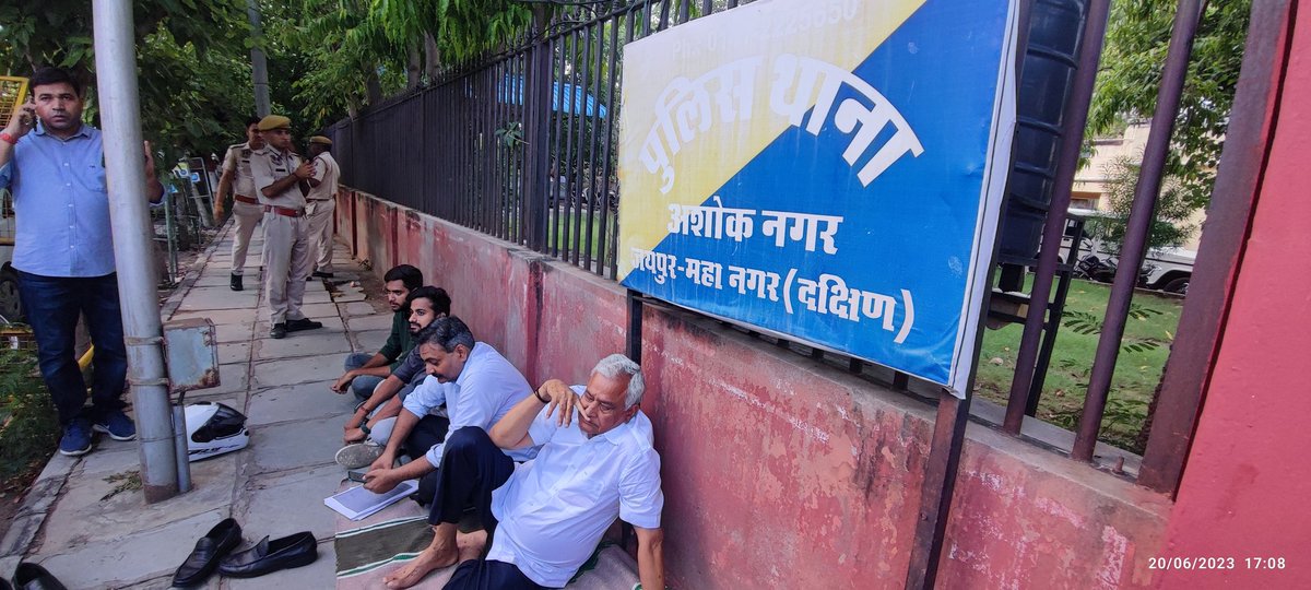 vishnu sharma (@vishnusharma50) on Twitter photo जल जीवन मिशन में घोटाले में FIR दर्ज करने की मांग को लेकर अशोक नगर थाने के बाहर धरने पर बैठे डॉक्टर किरोड़ी लाल मीणा <a href="/DrKirodilalBJP/">Dr. Kirodi Lal Meena</a> <a href="/BJP4Rajasthan/">BJP Rajasthan</a> जल जीवन मिशन में घोटाले में FIR दर्ज करने की मांग को लेकर अशोक नगर थाने के बाहर धरने पर बैठे डॉक्टर किरोड़ी लाल मीणा <a href="/DrKirodilalBJP/">Dr. Kirodi Lal Meena</a> <a href="/BJP4Rajasthan/">BJP Rajasthan</a>