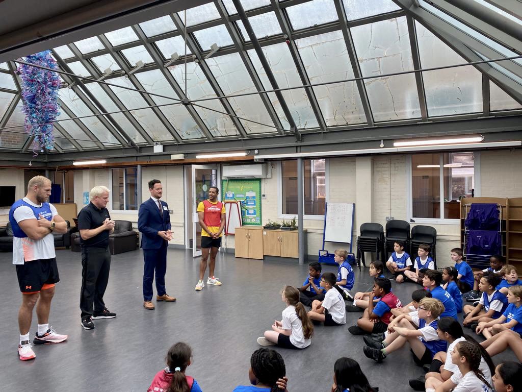 StephenMorganMP's tweet photo. Sport plays such a big role in boosting children’s physical and mental wellbeing. Great to visit Parkside Primary School
for #NationalSchoolSports Week to see their school sports day in action with @YouthSportTrust @jameshaskell @MichaelGunning1 #NSSW2023 #SportsSlam https://t.co/rRaO2bym1l