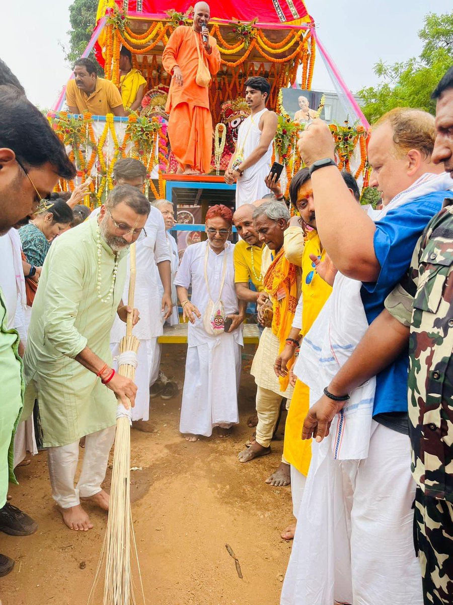 देवघर में इस्कॉन के रथयात्रा में शामिल हुआ