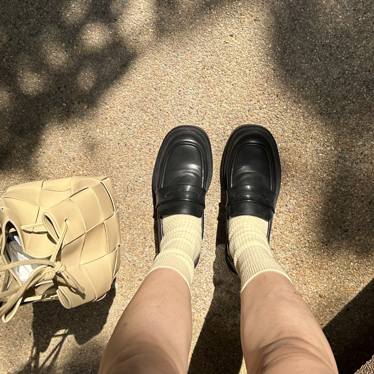 tamjaichunbkk's tweet photo. loafer ที่นุ่มที่สุดใน 3 โลก น้อง wynn คนดีคนเดิม เราหยิบมาใส่บ่อยมากก แบบมากๆ เพราะมันนุ่ม ความสูงกำลังดี เวลาใส่กางเกงยีนส์แล้วกลัวขาลากพื้น ใส่คู่นี้คือจบ มีหลายสีให้เลือก อันที่เป็นยีนส์ออกใหม่น่ารักมาก https://t.co/aPWF9fAjLJ