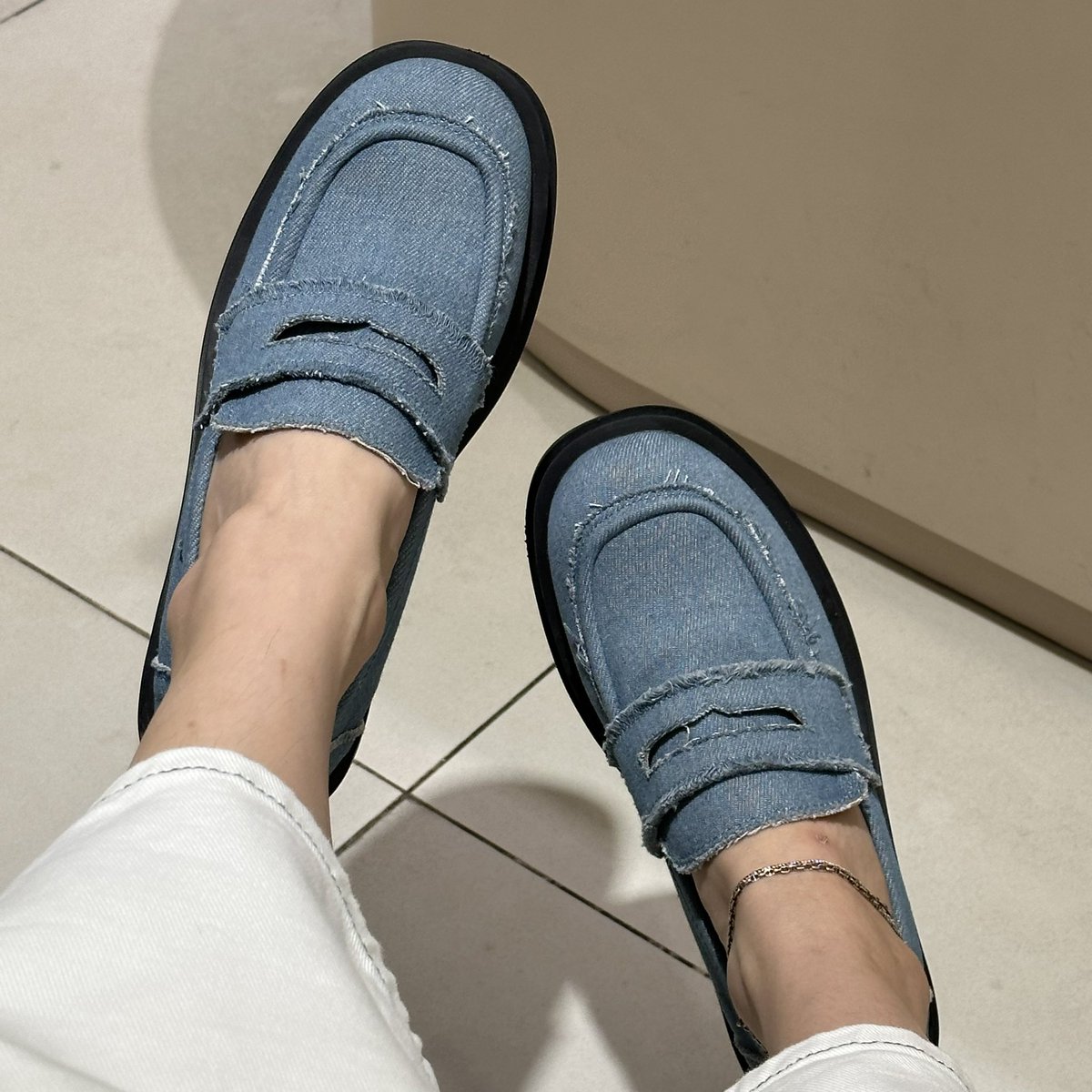 tamjaichunbkk's tweet photo. loafer ที่นุ่มที่สุดใน 3 โลก น้อง wynn คนดีคนเดิม เราหยิบมาใส่บ่อยมากก แบบมากๆ เพราะมันนุ่ม ความสูงกำลังดี เวลาใส่กางเกงยีนส์แล้วกลัวขาลากพื้น ใส่คู่นี้คือจบ มีหลายสีให้เลือก อันที่เป็นยีนส์ออกใหม่น่ารักมาก https://t.co/aPWF9fAjLJ
