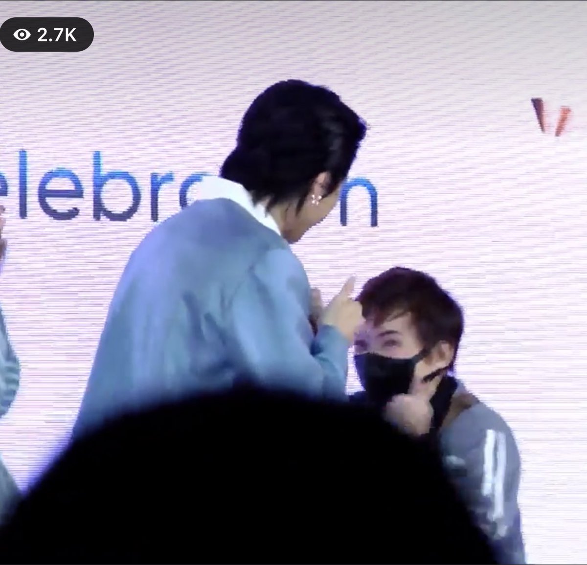 Bible again met the same bubble with whom he encountered in the sendoff and pastel event with Biu 🖤💙

He looks so happy to meet that bubble 😭🖤