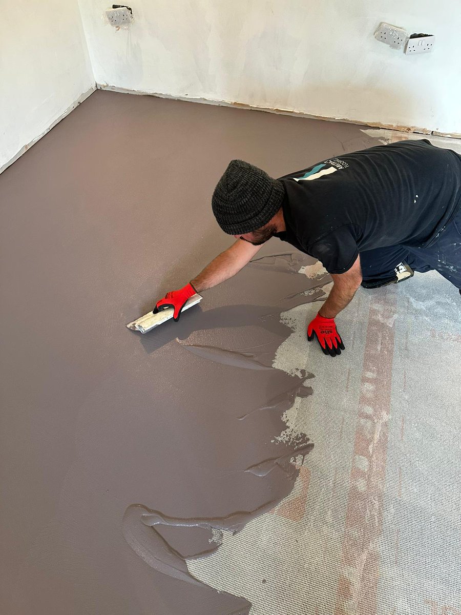 The Wooten Wawen job is well underway!

Here we go applying #microcement in the colour Taupe 321 for some great clients in Stratford upon Avon, #Warwickshire.

#microcementflooring #flooringinstallation