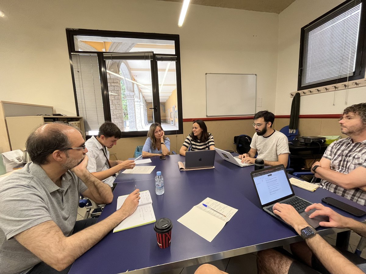 Hoy, felices tras encontrarnos para seguir avanzando en nuestros conocimientos e investigaciones sobre Inteligencia Artificial en Educación ☄️☄️ <a href="/EducacioUB/">Facultat Educació UB</a>