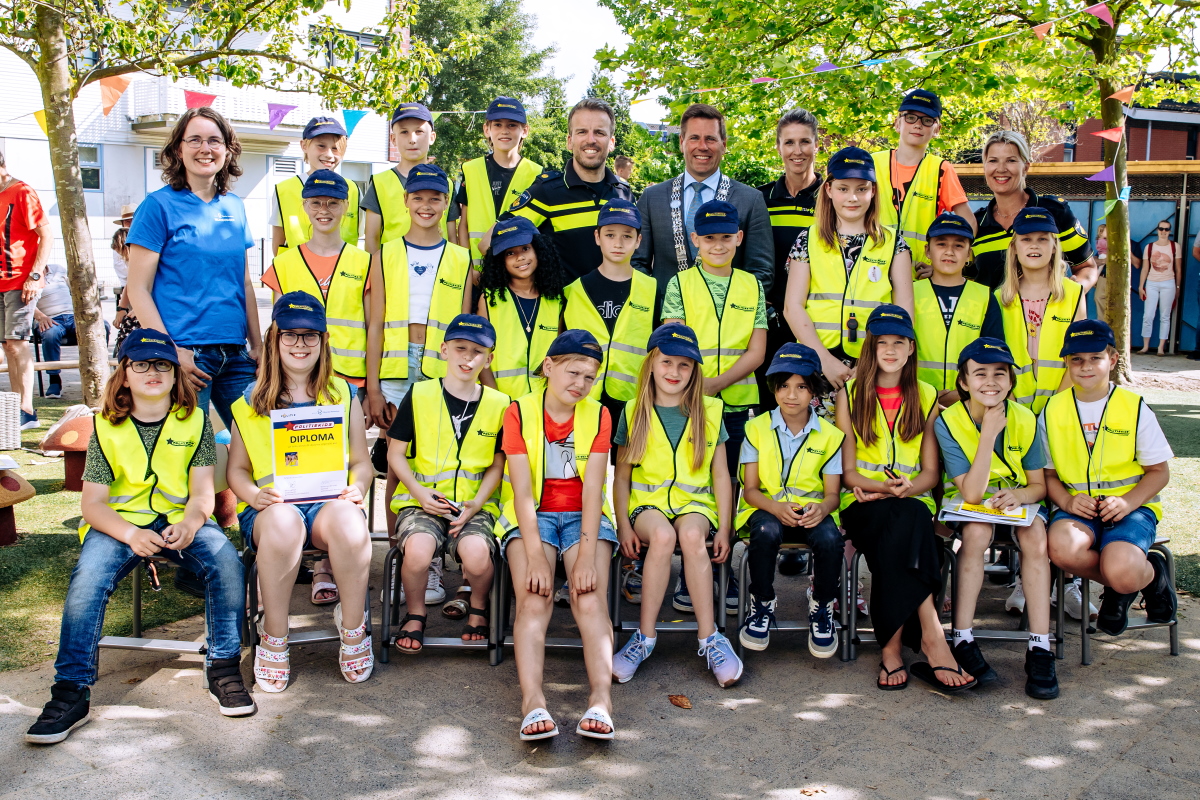 Maandag 19 juni was de afsluiting van de #Politiekids Delfgauw in basisschool De Triangel. Na zes themabijeenkomsten kregen alle Politiekids 👮‍♂️ 👮‍♀️ van de drie basisscholen uit Delfgauw hun welverdiende diploma uit handen van burgemeester Björn Lugthart ➡️ tinyurl.com/44p7w5ru