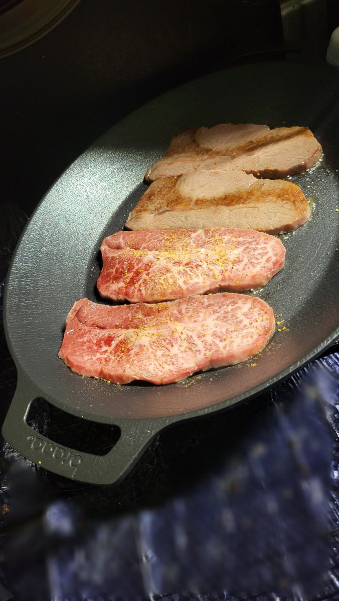 pantalowscamp's tweet photo. 今日もマルチグリドルポットを使う。昭和家屋キッチンから、ミスジ肉4枚焼き𓌉𓇋 🥩一気に焼けて時短にも良き🙆♀️ #マルチグリドルポット #braaa #JHQ #キャンプギア https://t.co/oFELIKqKlE