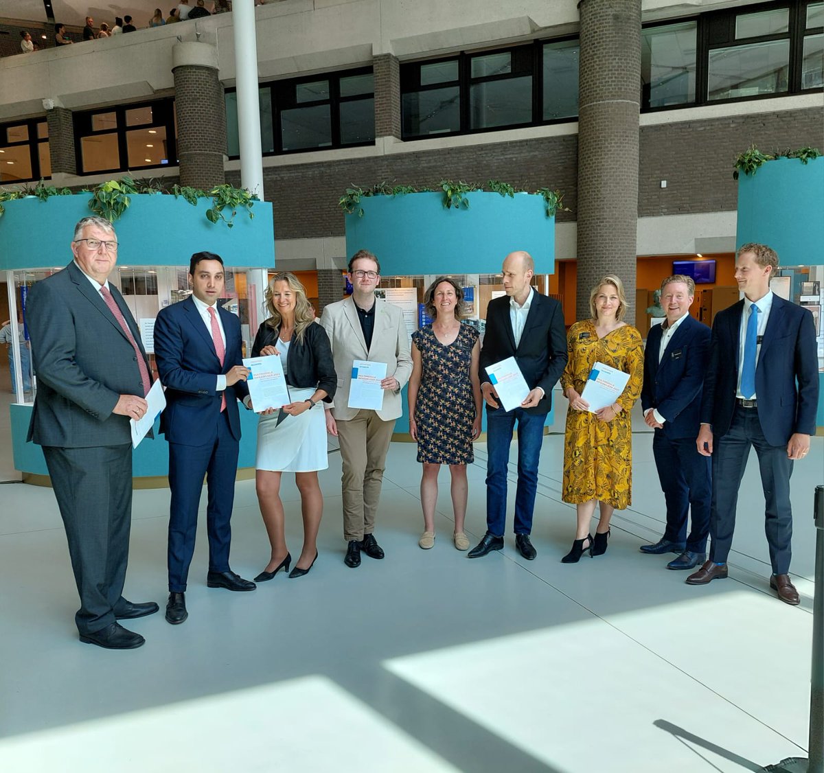 De Logistieke Alliantie heeft vanmiddag de multimodale infrawijzer aangeboden aan <a href="/IenWTweedeKamer/">IenW Tweede Kamer</a>. Afgelopen jaar liep de economische schade door files, vertragingen en capaciteitsproblemen op tot 1.7 miljard. Investeren in weg, water en spoor blijft noodzakelijk. <a href="/evofenedex/">evofenedex</a>