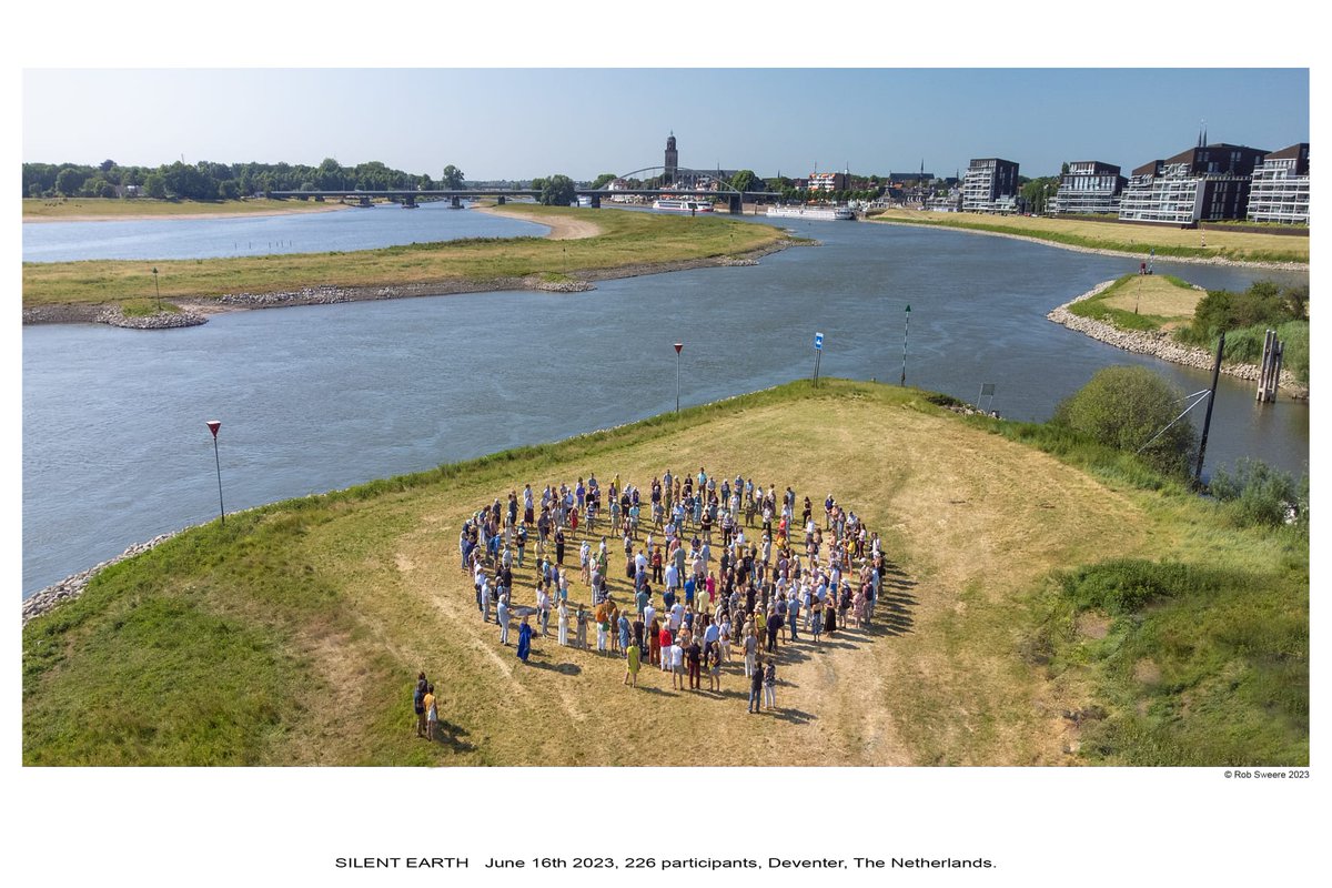 Voordat we 100 dagen lang de aarde, bodem, grond in duiken stonden we tijdens de opening van #IJB23 met Rob Sweere 10 minuten lang stil bij de aarde in onze handen én onder onze voeten.

SILENT EARTH, June 16th 2023, 226 participants, Deventer, The Netherlands.
Foto: Nadine Reef.