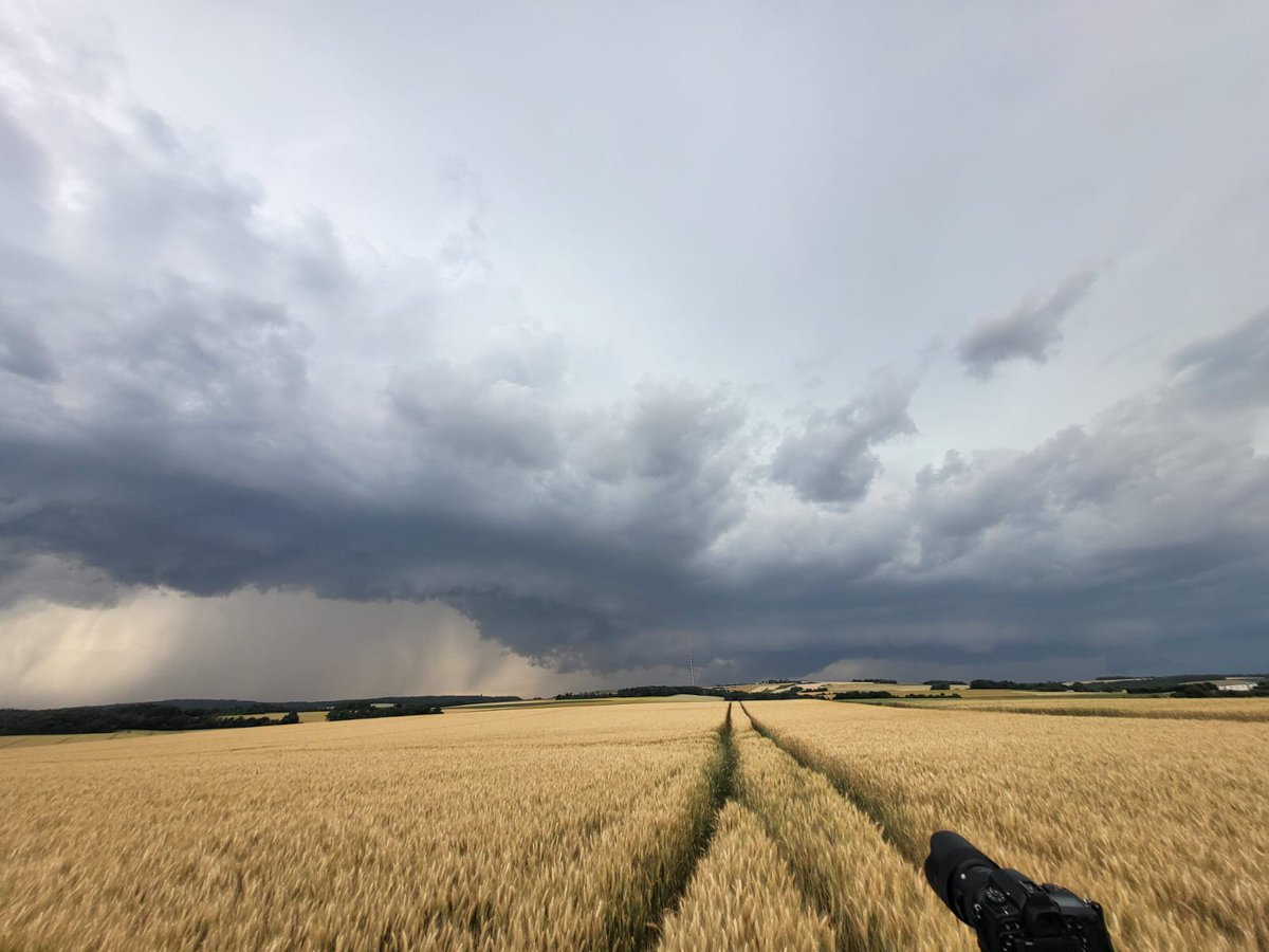 Chase2Be's tweet photo. Zondag (18 juni) was het nog eens tijd om te chasen, maar we moesten er wel voor naar Frankrijk🇨🇵 3 teams. 3 locaties. 3 keer prijs!🌩 #shelfcloud #supercell 
@KeraunosObs https://t.co/Byr5WAiMET