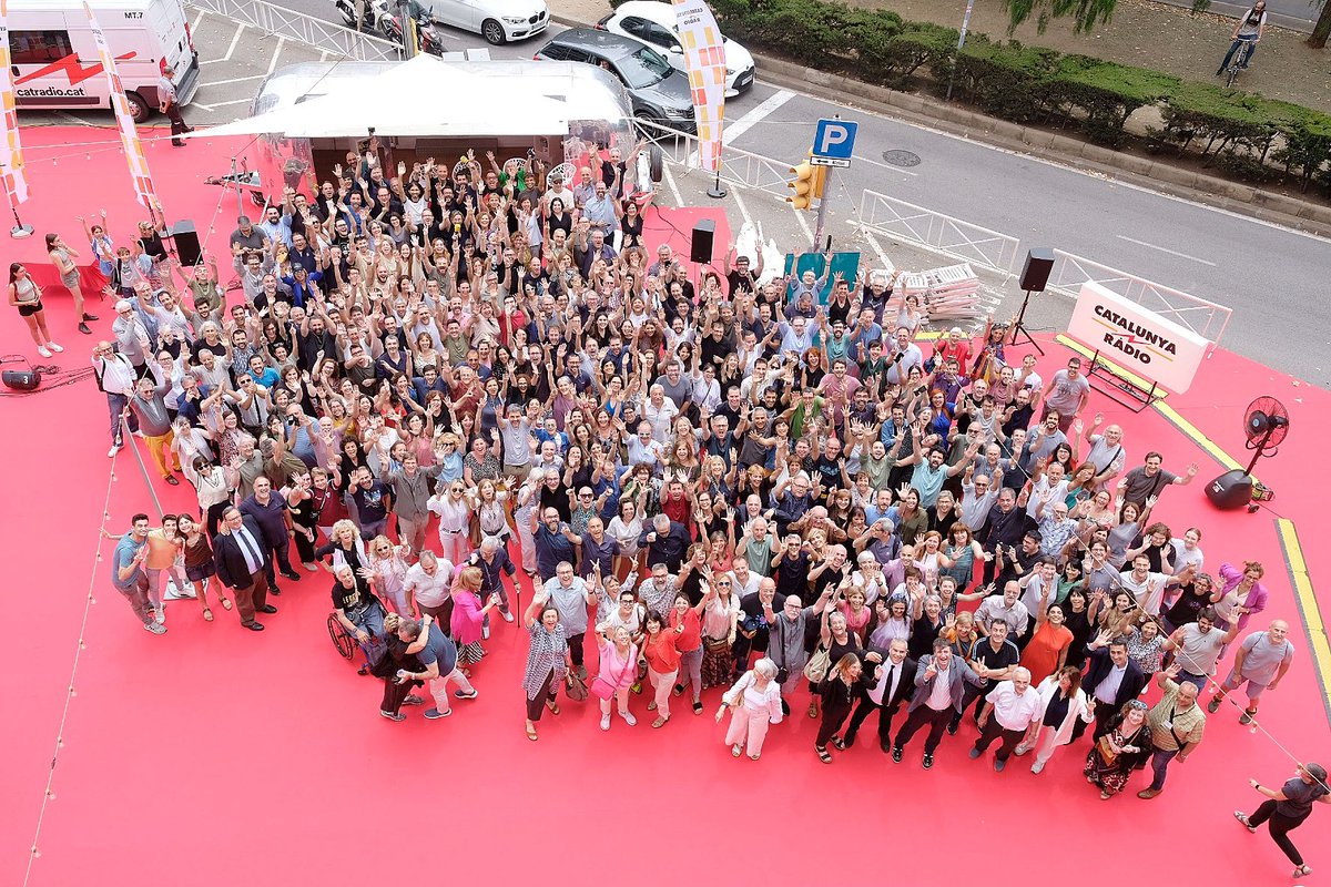 4️⃣0️⃣ Foto de família del Consell de Govern i de la Direcció de la <a href="/CCMA_cat/">Tv3cat</a> amb els i les professionals que han fet possible les 4 dècades d'èxit de <a href="/CatalunyaRadio/">Catalunya Ràdio</a>

#40CatRàdio #40anysTV3CatRàdio