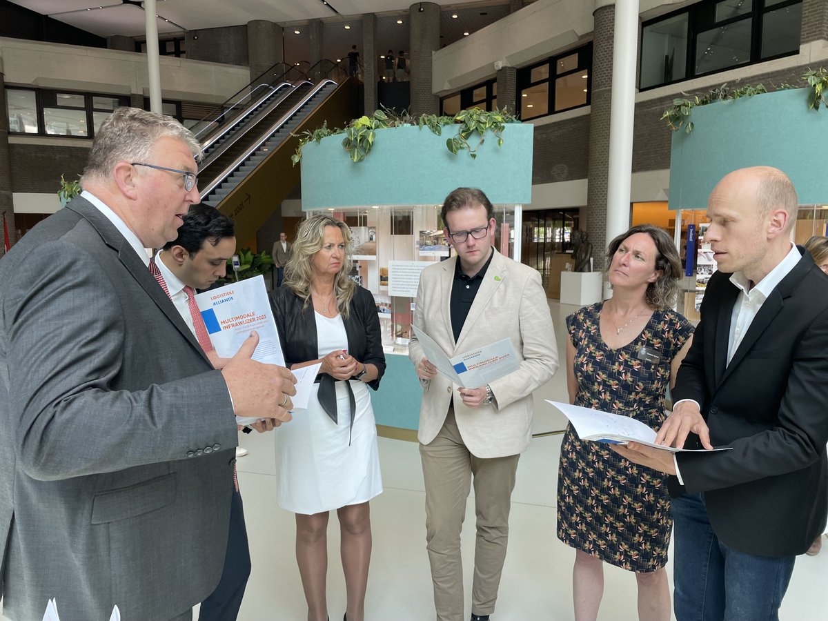 Vandaag heeft voorzitter <a href="/Elisabeth_Post/">Elisabeth Post</a> namens de Logistieke Alliantie een onderzoek over de economische schade door vertragingen in het goederenvervoer aangeboden aan de Tweede Kamer. tln.nl/nieuws/vertrag…