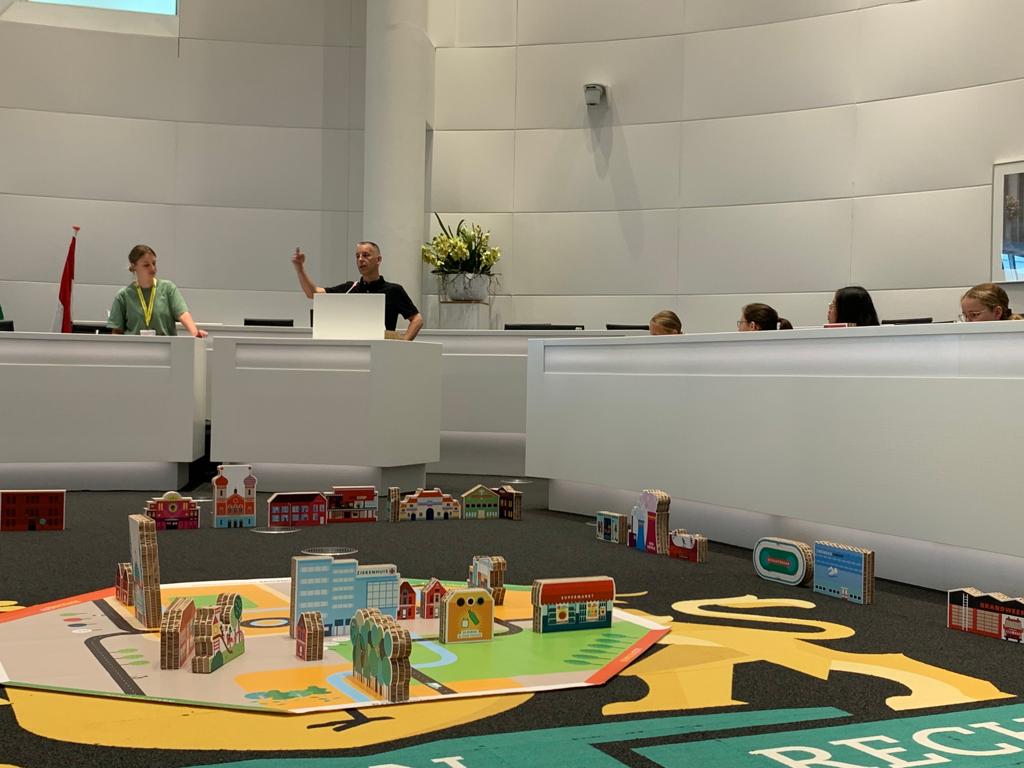 ArjenDubbelaar's tweet photo. Het leven van een raadslid?! Vanmorgen was groep 8 van de Octantschool Fontein uit #Ypenburg op bezoek in de Haagse raadzaal. Als lid van @Gemeenteraad070 mocht ik al hun vragen beantwoorden. Erg leuk om te doen! Interessante vragen ook. 👇🙂 #raad070 https://t.co/dLgHsQ8DRZ
