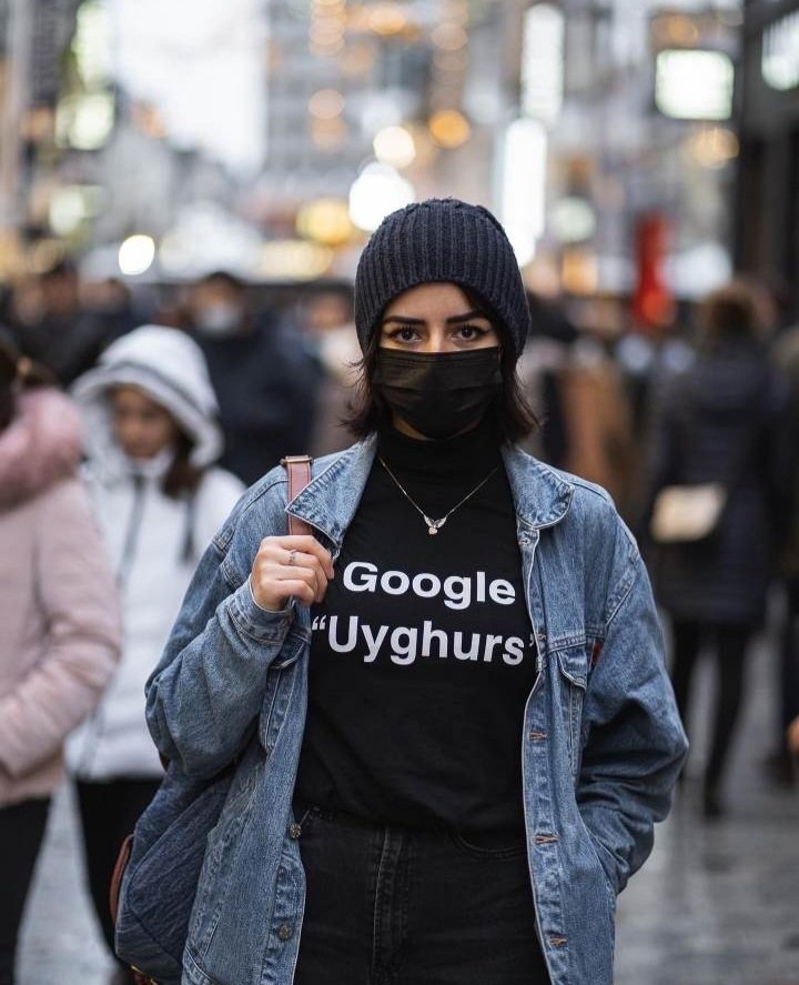 Brüksel’de “Google Uyghurs” tişörtü ile sosyal farkındalık yaratan Türk kızımız Esma Gün teşekkür ederiz